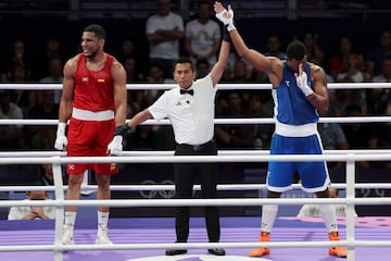 El boxeador azerbaiyano Loren Berto Alfonso Domínguez (azul) se impone al español Enmanuel Reyes Pla (rojo) en su combate de semifinales de 92kg masculino de los Juegos Olímpicos de París 2024. Reyes Pla consigue así el bronce y Domínguez peleará por el oro.