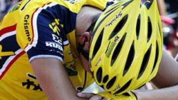 <B>DUELO. </B>Los ciclistas guardaron un minuto de silencio en la salida de la primera etapa.