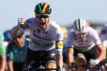 Sam Bennett celebra su victoria en la décima etapa del Tour, la primera que conquista en esta grande.