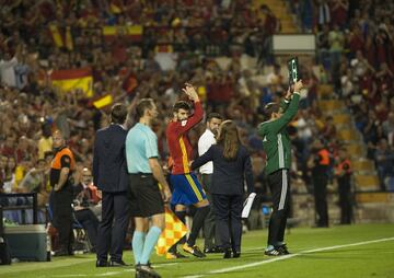 Pique thanks the crowd after being substituted.