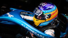 Fernando Alonso subido en el monoplaza de Alpine.