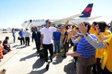 Los campeones de la NBA disfrutaron del viaje de vuelta a Oakland sin perder de vista el preciado trofeo Larry O'Brien.