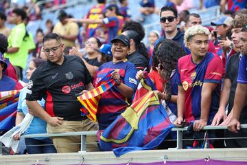 Aficionados esperando el partido en el Camping World Stadium en Orlando, Florida.