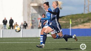 Jakobsson, del Tacon, pelea un balón ante el Sporting de Huelva.
