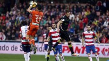 Andres Fernandez (Granada CF) atrapa ante Krychowiak (Sevilla FC).