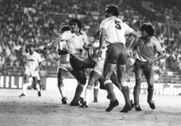 Jorge Domingo Álvarez Dos Santos, histórico del Cádiz, falleció a los 66 años de edad en Sevilla, ciudad en la que residía. El central paraguayo jugó seis temporadas en el equipo gaditano desde la 1978-79, durante las que participó en dos ascensos a Primera División en los cursos 80-81 y 82-83, y sumó 177 partidos de Liga y 19 de Copa. Su primer club en España fue el Sevilla, que le fichó en la campaña 75-76  y le mantuvo dos años, antes de cederle al Castellón. Sus últimos colores fueron los de la Balompédica Linense.