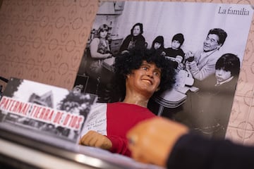   La paternal, un barrio en pleno centro de Buenos Aires, es donde ese sitúa la 'Casa de Dios'. Argentinos Juniors regaló a Maradona por la firma de su primer contrato en 1978 una casa en dicho barrio. Diego estuvo viviendo únicamente dos años pero aún se mantiene intacta desde aquellos tiempos. Actualmente, y tras la suerte del astro argentino, se ha convertido en un museo en honor al '10'. 