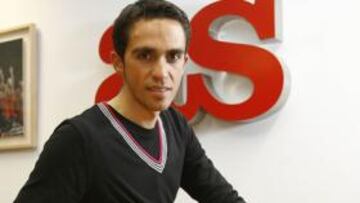 <b>RETRATO. </b>Alberto Contador posa después de la charla en su visita a la nueva Redacción de AS.