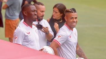 Mariano, junto a Soumar¨¦., en su presentaci¨®n con el Sevilla.