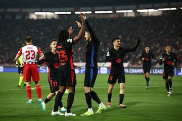 Estaba avisando el Barça en este arranque de la segunda mitad y ahora sí que castiga: contragolpe lanzado por Lamine desde campo propio, apertura para Koundé y su centro al segundo palo lo remata Lewandowski con el dorsal del pantalón. Superó ese balón toda la línea defensiva y metiendo el muslo marca a bocajarro. ¡Gol número 99 del polaco en Champions!