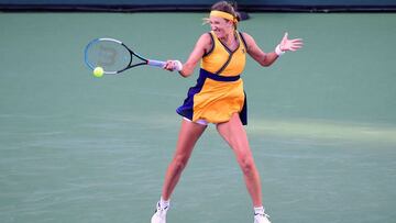 Victoria Azarenka devuelve una bola durante su partido ante Jessica Pegula en el WTA 1.000 de Indian Wells en Indian Wells, California.