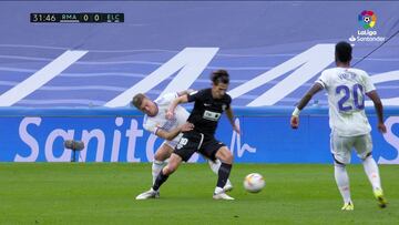 La falta previa de Kroos antes del penalti a Vinicius y la pena máxima anulada a Hazard