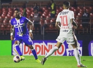 Robles, con Agua Santa, enfrentando a Dani Alves en Brasil.