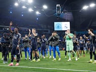 Los jugadores del Madrid celebran el pase a cuartos.