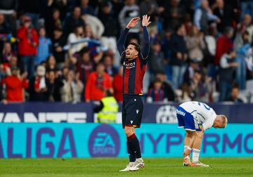 Un zapatazo desde 30 metros de Adri de la Fuente, en el minuto 86, permite al Levante seguir soñando con los puestos de playoff. El central no encontró oposición y disparó con toda la intención del mundo para anotar un golazo descomunal.