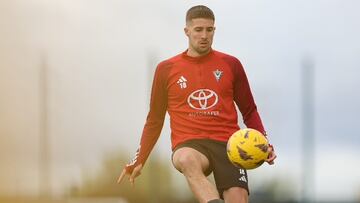 Javi Martón ha vuelto a pisar el césped del campo anexo a Anduva tras una larga lesión.