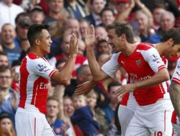 Alexis Sánchez celebra con Nacho Monreal su gol ante Hull City.
