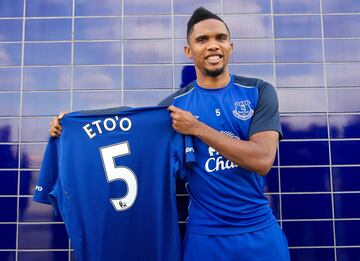 Recordado por usar el '9' en paso por equipos como el Barcelona o la Selección de Camerún. En su aventura con el Everton portó el '5'.