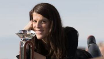 GRAN 2015. La atleta cántabra posa con el trofeo que la acredita como ganadora de la Diamond League.