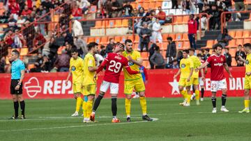 pablo Vázquez saluda a Godoy al término del Nàstic-Deportivo.