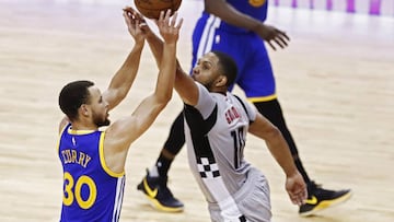 LWS106. HOUSTON (EE.UU.), 28/03/2017.- El jugador Stephen Curry (i) de Golden State Warriors en acción ante Eric Gordon (d) de Houston Rockets hoy, martes 28 de marzo de 2017, durante un juego entre Golden State Warriors y Houston Rockets de la NBA, que se disputa en el Toyota Center, en Houston, Texas (Estados Unidos). EFE/LARRY W. SMITH
