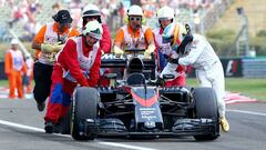 Alonso empuja su McLaren en Hungr&iacute;a 2015.