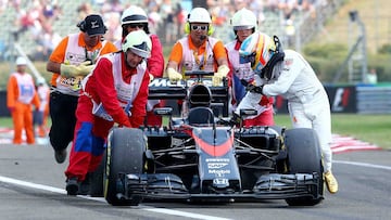 Alonso empuja su McLaren en Hungr&iacute;a 2015.