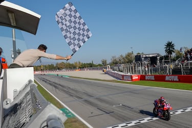El piloto español de Ducati, Jorge Martín, cruza la línea de meta en el Gran Premio Solidario de MotoGP de Barcelona en el Circuit de Catalunya el 17 de noviembre de 2024 en Montmeló. En ese momento, se convirtió en campeón del mundo de MotoGP.