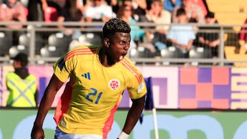 Villarreal celebra un gol ante España.