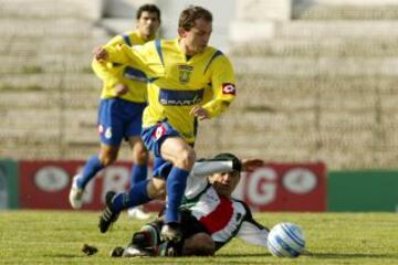Lorenzetti disputa el balón ante Palestino, en La Cisterna, en el año 2007.