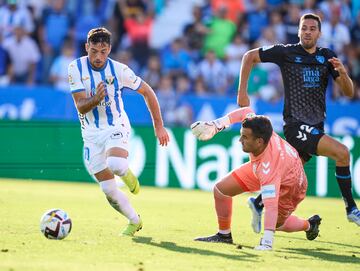 Arnaiz regatea a Reina para marcar un gol al Málaga esta misma temporada