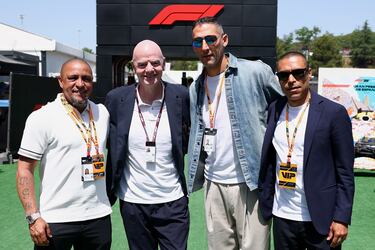 El presidente la FIFA, Gianni Infantino junto a los exfutbolistas Roberto Carlos, Marco Materazzi e Iván Córdoba.