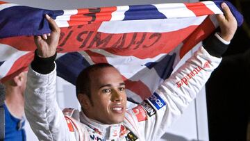 Lewis Hamilton posa con la bandera de Gran Bretaña tras proclamarse campeón del mundo de Fórmula 1.