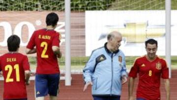 DEP143. LAS ROZAS (MADRID), 01/06/2012.- El seleccionador español, Vicente del Bosque (c-izda), conversa con el centrocampista Xavi Hernández (c-dcha), durante el entrenamiento celebrado en la Ciudad del Fútbol de Las Rozas, dentro de la concentración para preparar la Eurocopa 2012. EFE/ Alberto Martin