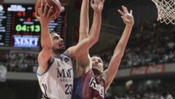 Sergio Llull entra a canasta ante la oposici&oacute;n de Mavrofekalidis.