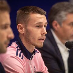 Dubasin, presentado con el Oviedo: “Carrión me dice que disfrute en el campo”