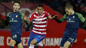 Sergio Peña en un partido con el Granada.