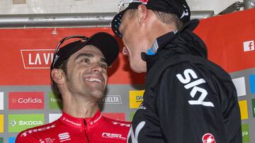 Alberto Contador saluda a Chris Froome tras la 20ª etapa con final en L'Angliru en la Vuelta a España 2017.