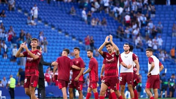 Los futbolistas del Sevilla saludan a la afición.