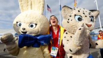 Javier Fernandez posa con las mascotas de Sochi.