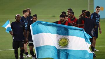 DOHA, QATAR - NOVEMBER 18: Volunteers display an Argentina flag during the Argentina Training Session at Qatar University training site 3 on November 18, 2022 in Doha, Qatar. (Photo by Tim Nwachukwu/Getty Images)