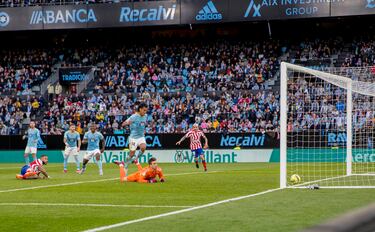 Estreno goleador del delantero neerlandés con el Atlético de Madrid. Su primer gol le dio el triunfo al conjunto rojiblanco. En la imagen se ve a Memphis en el suelo tras golpear el balón.