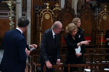 El rey emérito Juan Carlos I y Doña Sofía charlan antes del inicio del funeral de Constantino II de Grecia. 
 