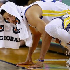 Curry está maldito: vuelve tras 6 partidos y se lesiona la rodilla