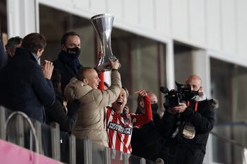 La futbolista rojiblanca, de baja por un tumor cerebral, alzó el trofeo que ganó el equipo colchonero en Almería.