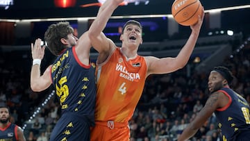 VALENCIA, 28/12/2025.- El jugador del Valencia Basket Jaime Pradilla, y el jugador Morabanc Andorra Kostas Kostadinov, durante el partido de la jornada 12 de la Liga Endesa que disputan el Valencia Basket y el Morabanc Andorra este domingo. EFE/Miguel Ángel Polo.