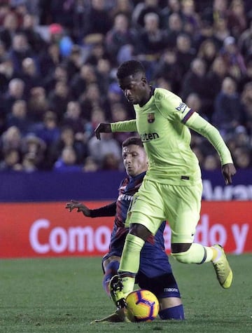 Dembélé se marcha de Bardhi en el encuentro entre el Levante y el Barcelona de la pasada jornada.