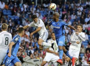 El delantero del Real Madrid, Chicharito, y el defensa del Getafe, Naldo, pugnan por un balón durante al partido correspondiente a la trigesimo octava, y última, jornada de Liga disputado entre ambos equipos en el estadio Santiago Bernabéu en Madrid. 