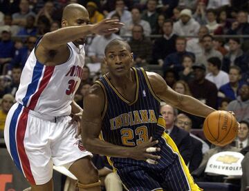 Lleg¨® de su primera franquicia, los Bulls post Jordan, a unos Pacers que promet¨ªan mucho. En los ¨²ltimos a?os de Reggie Miller, Stephen Jackson, Jermanie O¡¯Neal, Rick Carlisle llegando al banquillo posteriormente¡ Sin embargo, la pelea en el Palace en 2004 conden¨® al alero y acab¨® antes de tiempo con un equipo prometedor que hoy no levanta cabeza y est¨¢ estancado. En lo que respecta a Artest, pas¨® por Kings y Rockets antes de tocar la gloria en los Lakers, en el anillo de 2010, con Kobe Bryant, Pau Gasol y Phil Jackson. Casi nada.