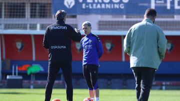 Bryan charla con Vicente Moreno en un entrenamiento anterior.